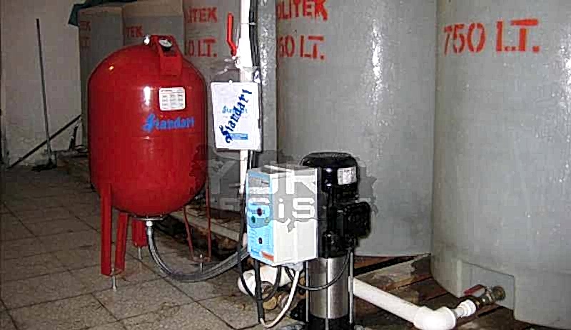 makina dairesinde hidrofor genleşme tankı ve su depoları