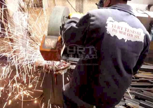 demir doğrama atölyesinde kaynak yapan tesisatçı