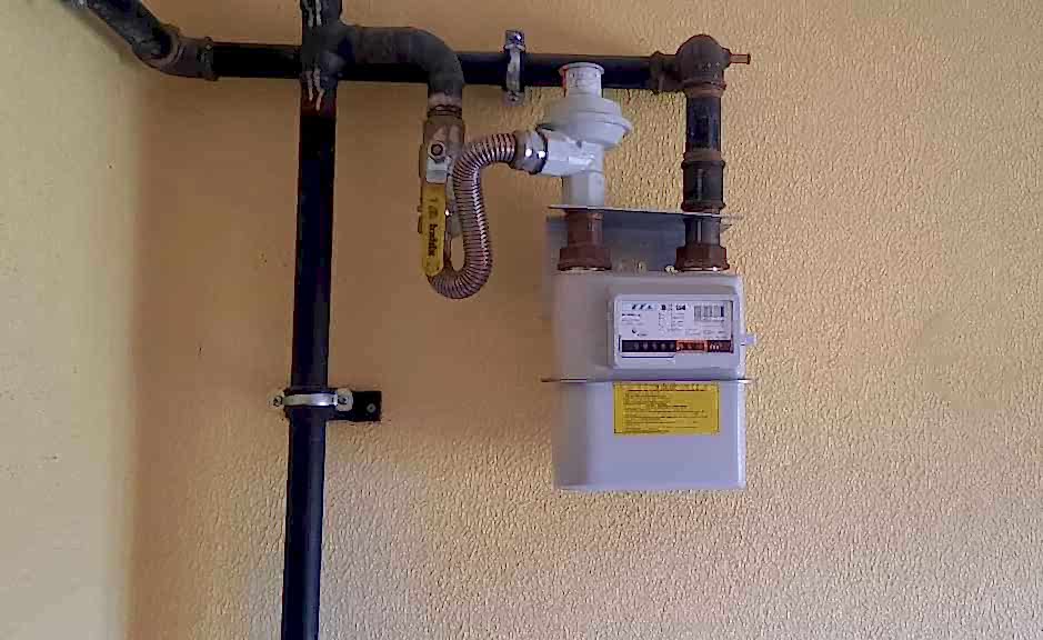 tesisatçının hazırladığı doğalgaz sayacı bağlantısı