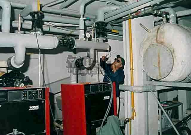 makina dairesinde oksijen kaynağı yapan tesisatçı