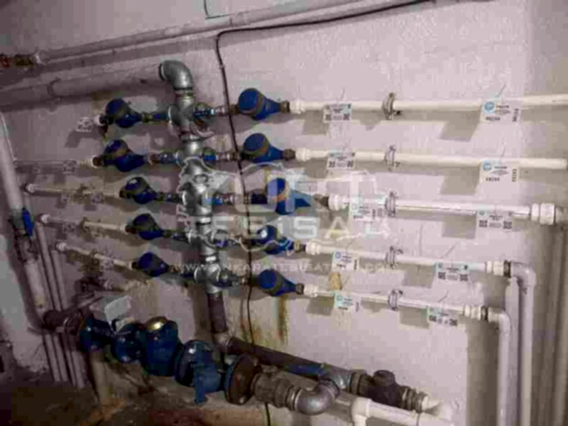 aski su sayaçları ve tesisatçı tarafından yenilenen sayaç Kollektörü