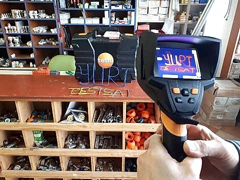 testo 875-2i termal kamera ile su kaçağı tespiti yapan tesisatçı